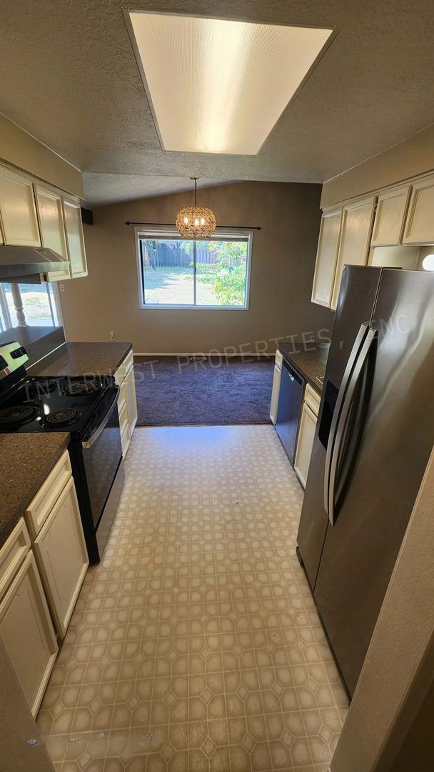 Photo - 3 bd 2 ba Ranch Style Beaverton Home with W/D in Unit, 2 Car Garage and Large Fenced Yard!