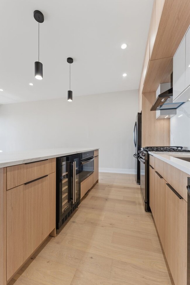 Building Photo - 7522 N Eastlake Ter Unit 2