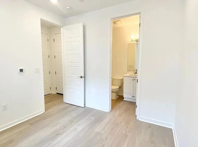 3rd bedroom with en-suite bathroom - 905 Madonna Rd