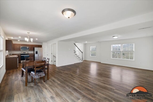 Building Photo - Spacious Three Level Home in Pembroke