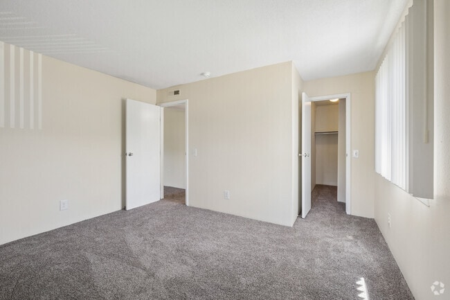 1BR, 1BA - 662SF - Bedroom