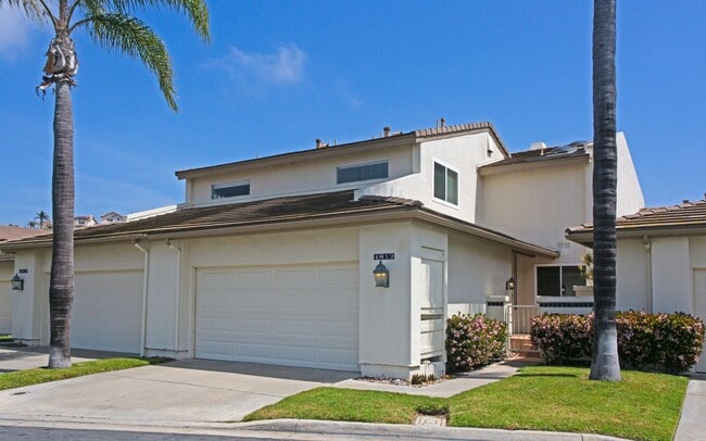 Building Photo - Gorgeous Townhome in Laguna Del Mar Community!