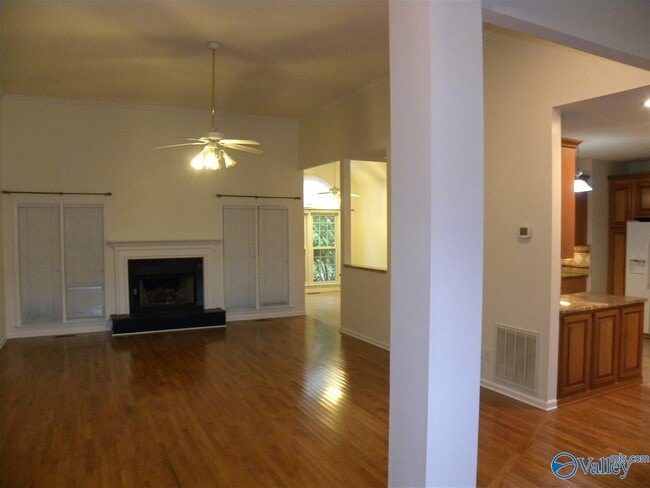 Photo - 104 Nobleton Ln NW