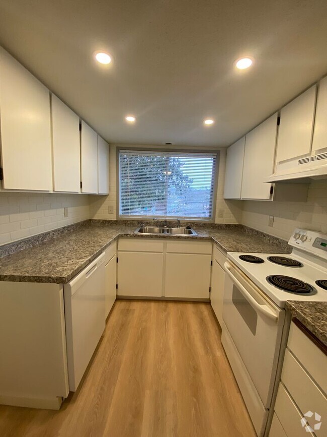 Building Photo - Renovated 3 bed 1.5 bath Duplex Rental