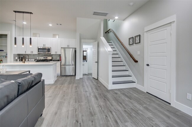 Photo - 9305 Tower St