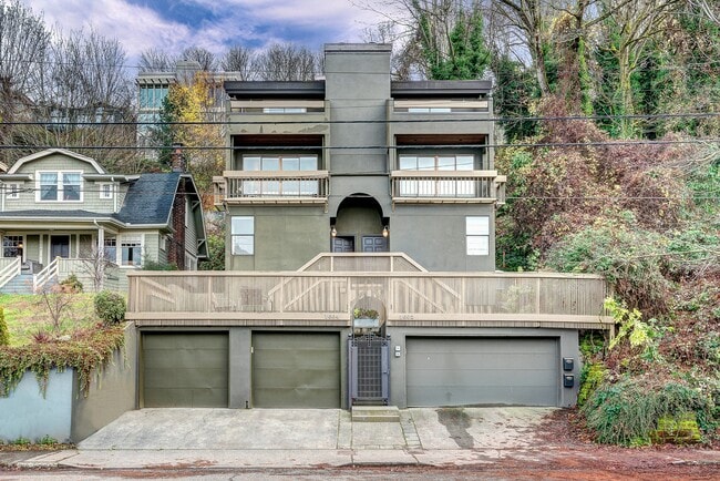 Vista frontal. La casa está a la izquierda de un dúplex. - 1604 Lakeview Blvd E