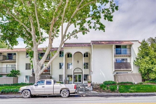 Photo - Top Floor Unit - Balcony - Elevator Access - Community Pool & Tennis Court Unidad 318
