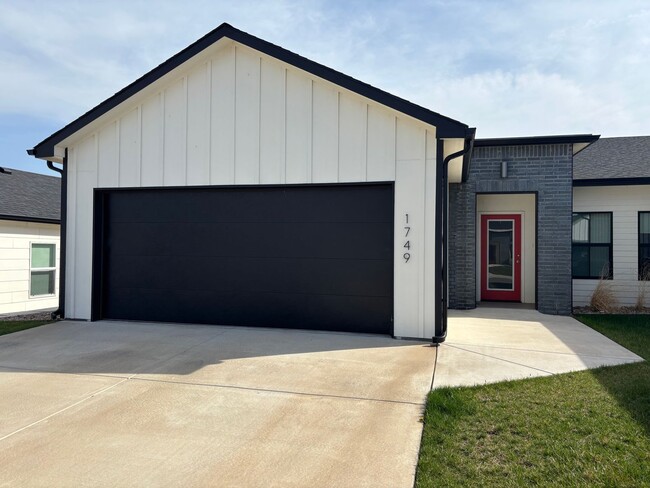 Building Photo - 1747/49 Hickory Unit 1749 Hickory Creek