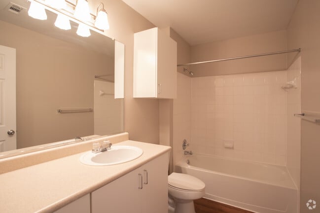 2BR, 2BA - 1,085 SF - Springfield
