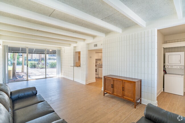 2BD, 2BA - 850SF - Living Room