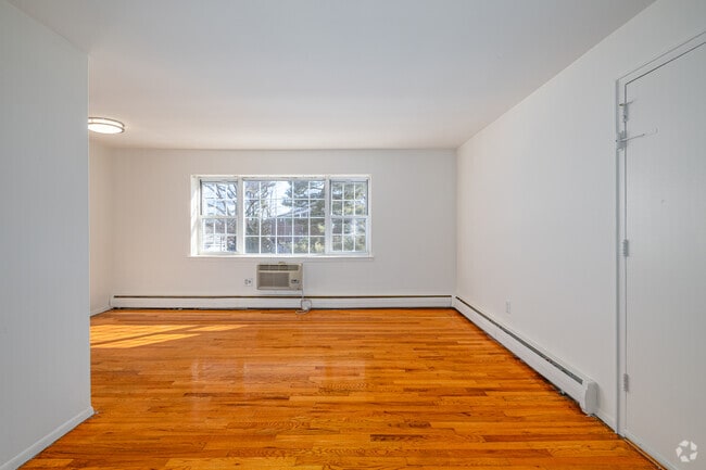 1BR, 1BA - 610SF - Living Room