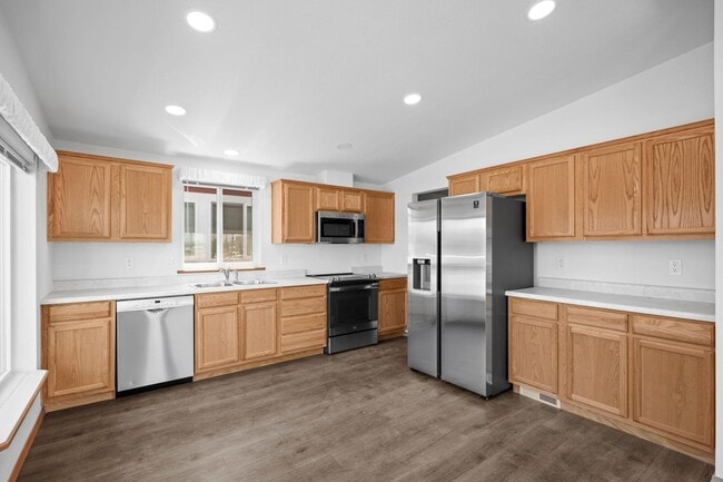 Building Photo - Brand New University District Home - Conve...