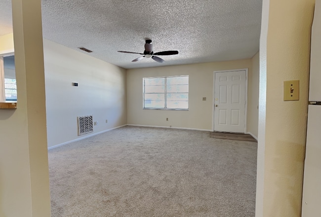 Photo - 15696 Bolesta Rd Unidad Apt B