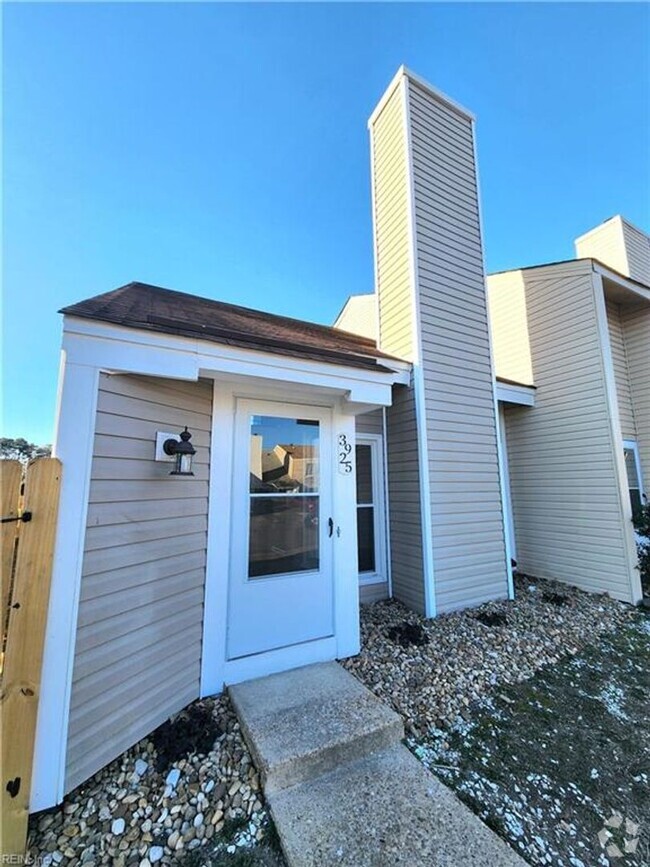 Building Photo - Renovated End Unit Townhouse in Salem Lakes!