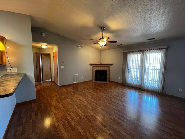 Building Photo - Adorable 2 Bedroom 2 Bath unit in the heart of North Liberty, IA!