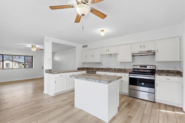 Photo - 1303 Barrington Dr