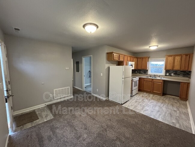 Photo - 8290 Center Dr