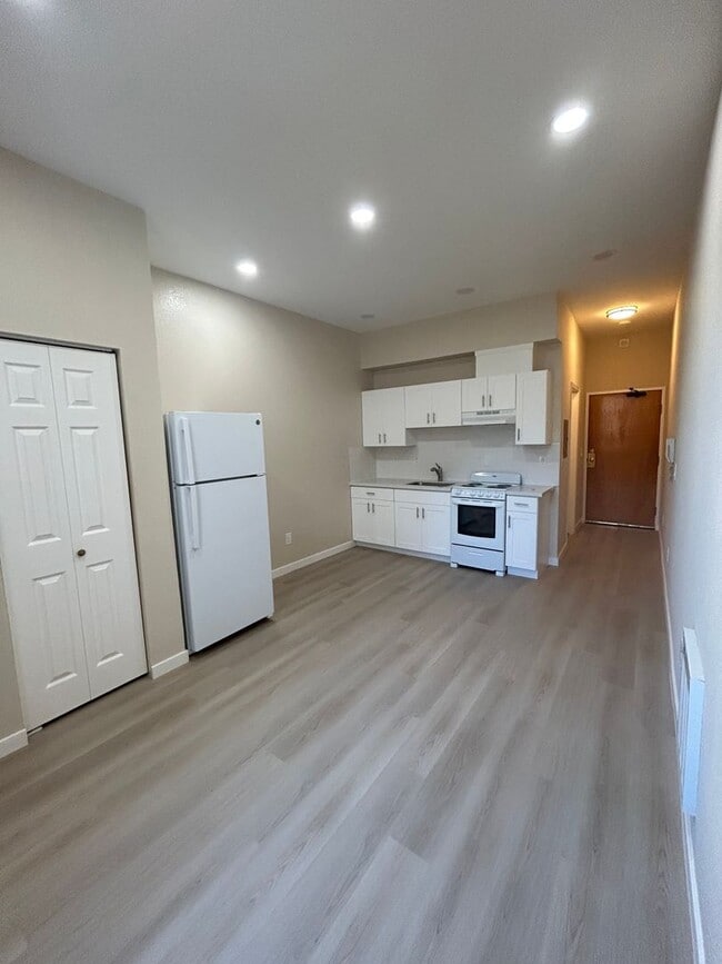 Building Photo - 1012 Grant Ave Unit 3C