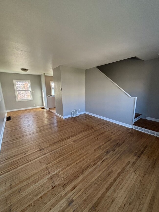 Building Photo - 2 bedroom 1 bath townhouse with walkout ba...