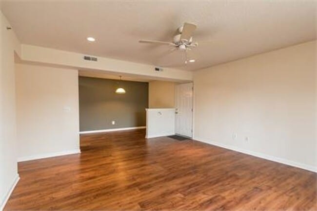 Building Photo - Creek Pointe Unit 111-203