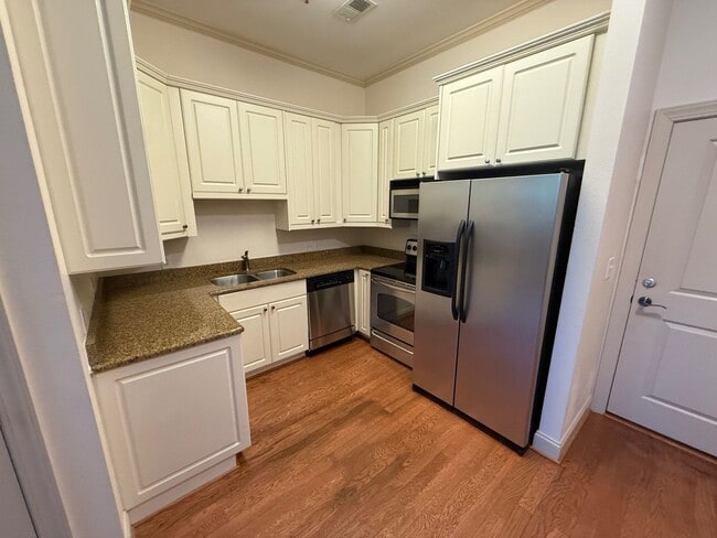 Building Photo - 705 Maple St Unit F-206