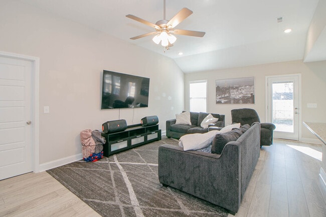 Photo - 220 King Rd