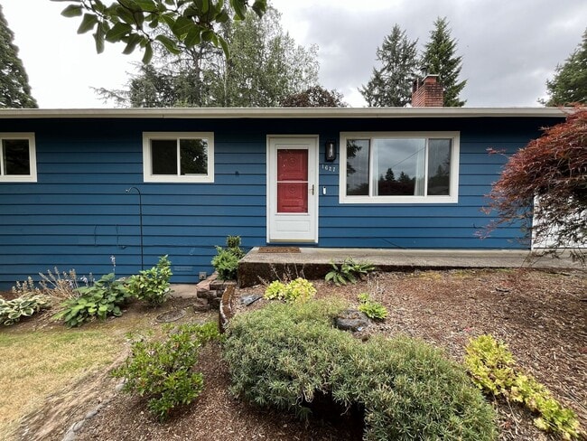 Photo - Beautiful 3-Bedroom West Linn Home with Bonus Room, Updated Kitchen and Large Fenced Yard