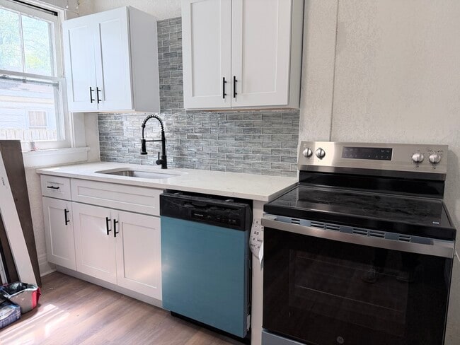 Photo - 115 W Reynolds St