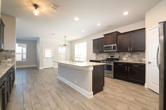 Photo - HUGE 5 bedroom 4.5 bathroom for rent- 15 m...