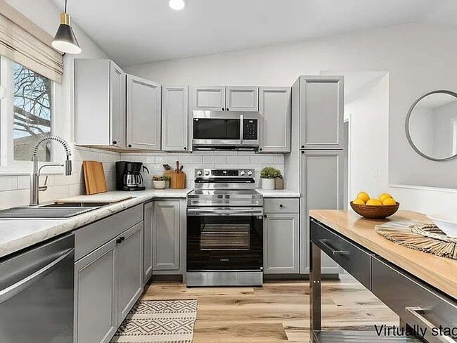 Building Photo - 252-254 Unit 254