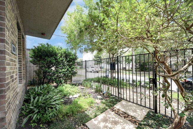 Photo - 1807 W Webster St