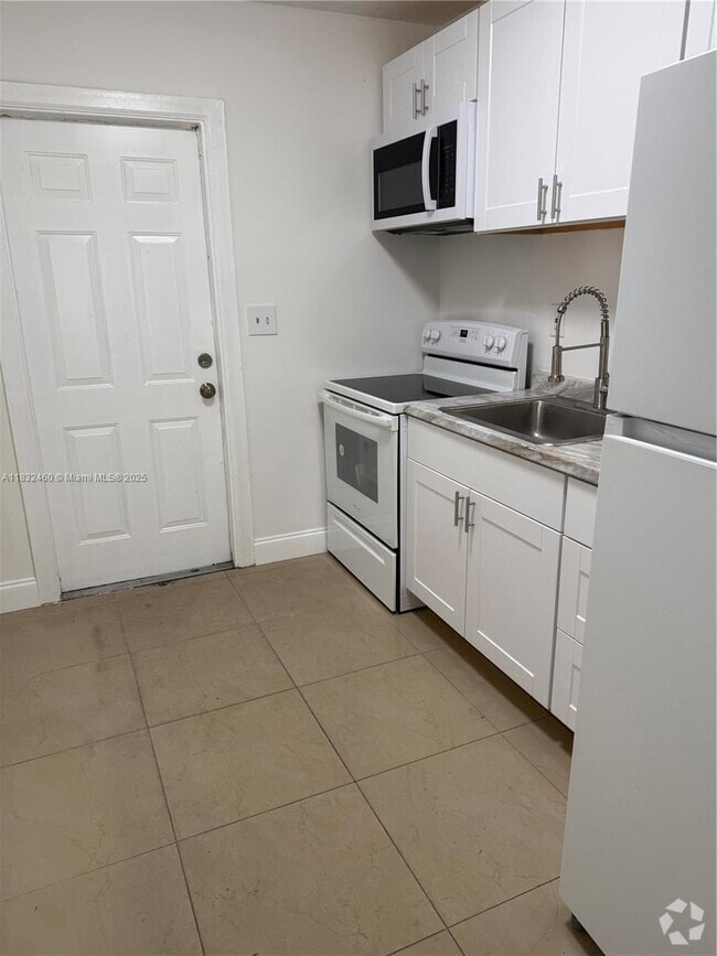 Building Photo - 2736 NW 15th Ct Unit 2 Rental
