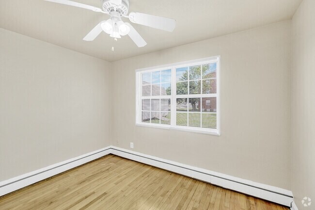 2BR, 1BA - 800SF - Main Bedroom - Admiral Pointe