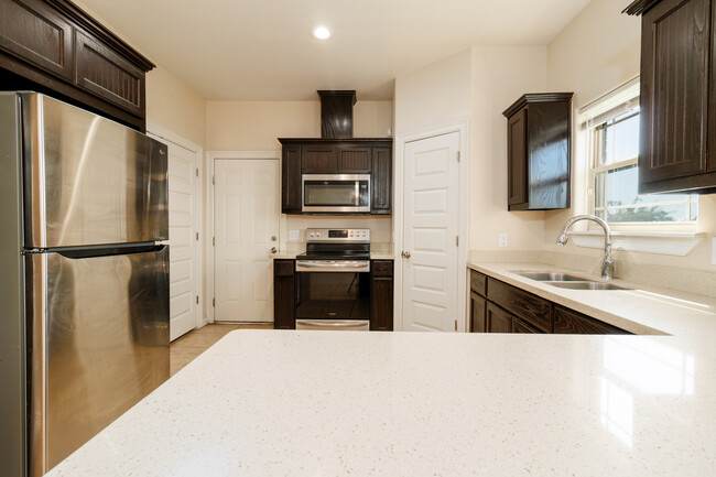 Building Photo - 2710 E Garfield Ave Unit 1