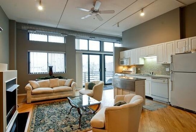 Open Floor Plan Living Room and Kitchen - 2012 West Saint Paul Avenue Apartamentos Unidad 209