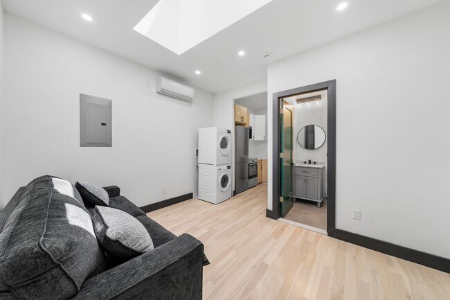 Photo - 2458 Lorillard Pl Unidad 3