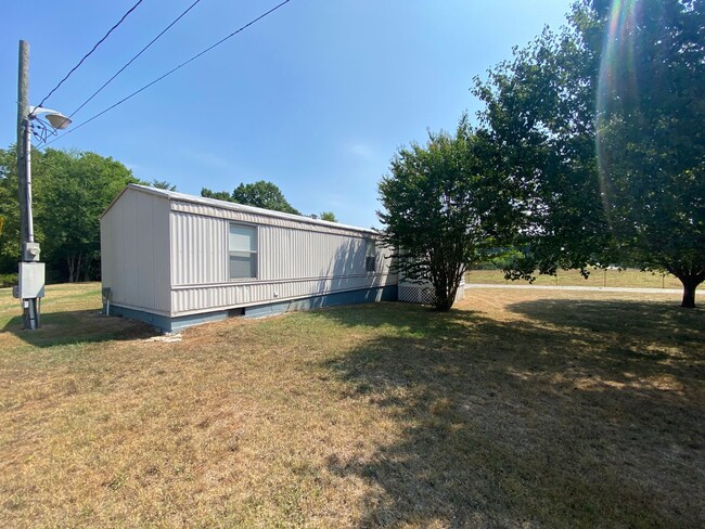 Building Photo - For Lease - 2 Bed, 1 Bath, 1000sqft, 0.5 acre yard, Carthage, TN