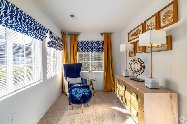 2BR, 2BA - 1,035SF - Sunroom