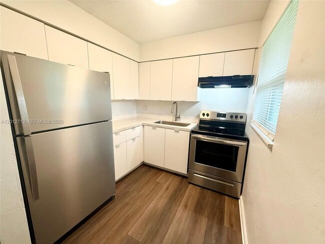 Building Photo - 220 NE 41st St Unit 2