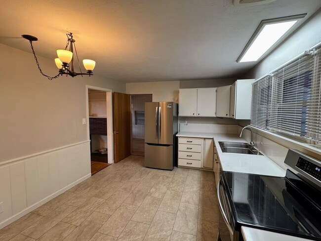 Photo - 4 Bedroom, 2 Bathroom House in SE Eugene