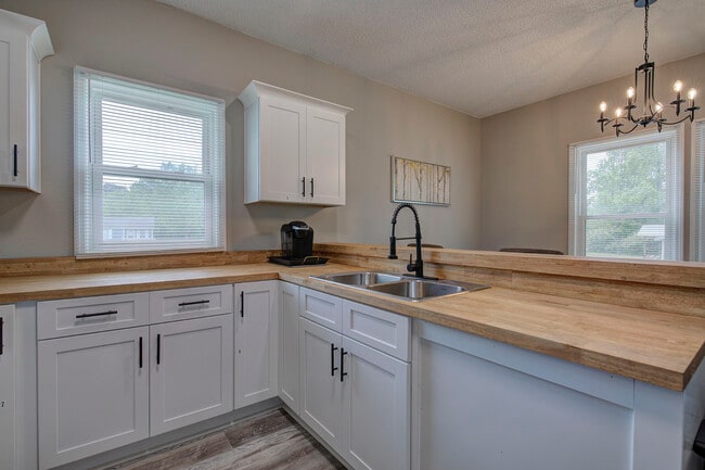 Shared Kitchen - 227 Saint Elmo Cir