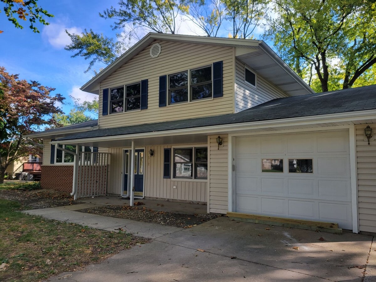 Gorgeous St Joseph rental available March 1 - Gorgeous St Joseph rental available March 1