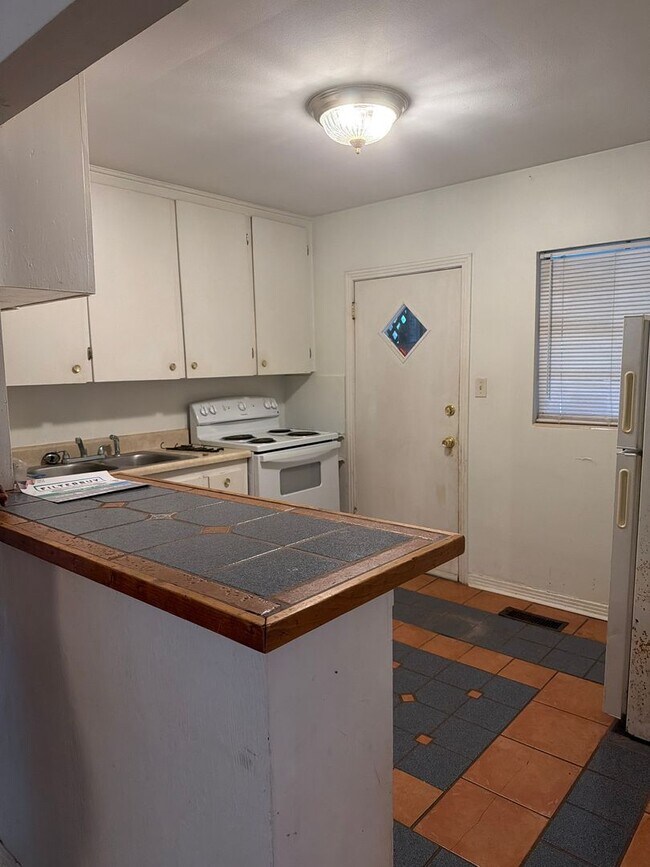 Photo - 1327 Charlotte St