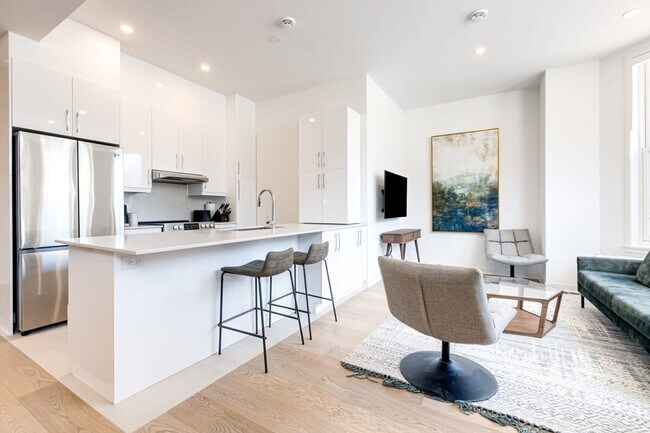 Photo - 4500 Rue Hutchison Unit FL1-ID1254792P