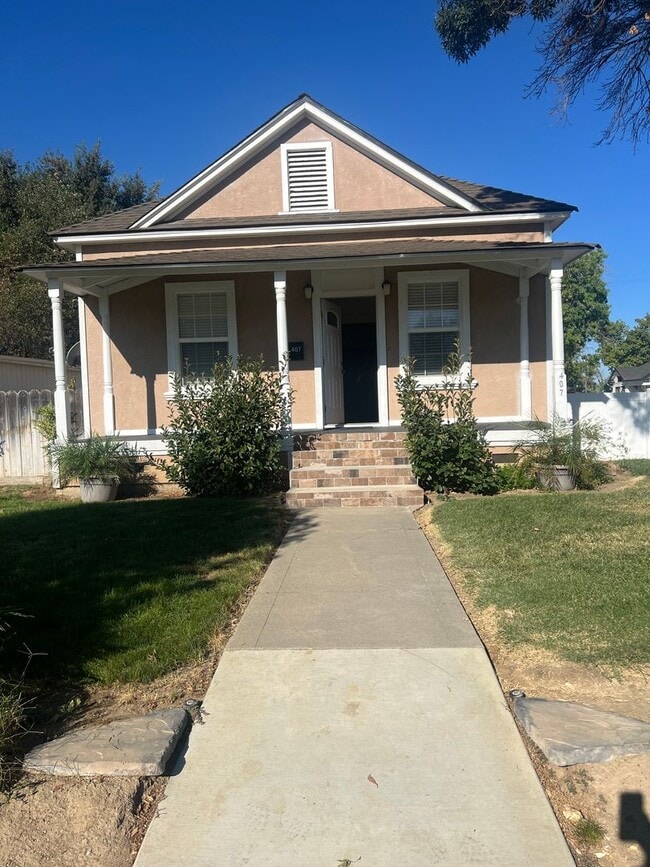 Building Photo - Beautiful 2 bedroom home with large detatched garage