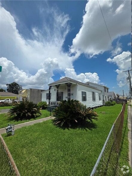 Building Photo - 200 Iris Ave Rental