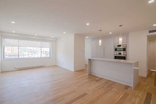 Building Photo - 3555 Chem. de la Côte-des-Neiges Unit 1105