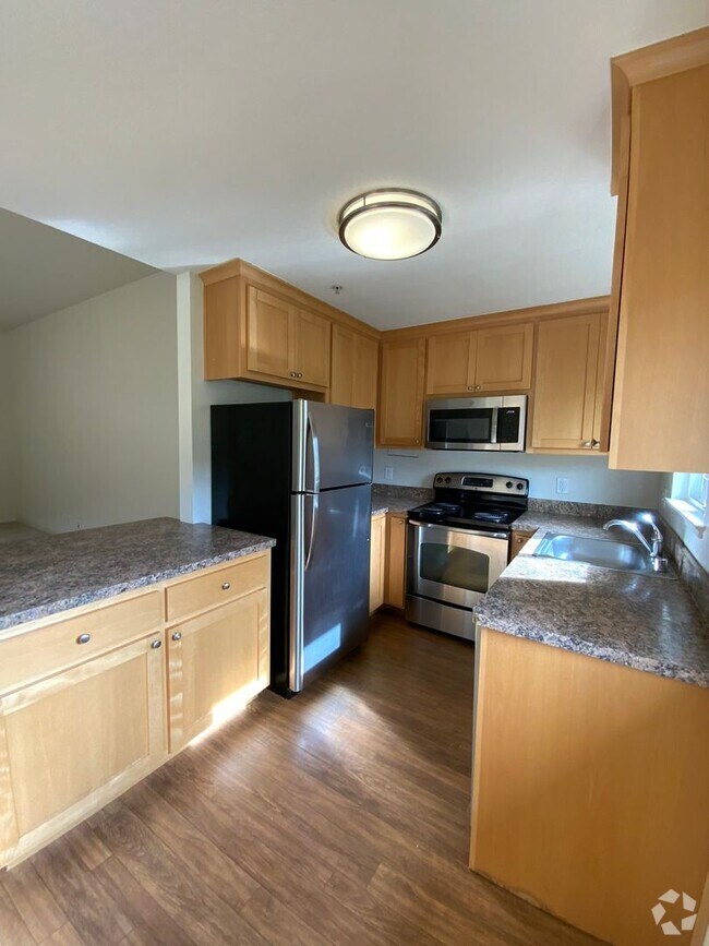 Building Photo - Spacious 2BD/2BA Apartment With Private Ba... Unit University 835