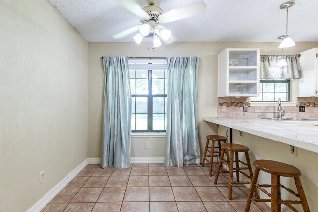 Photo - 933 Reeves St