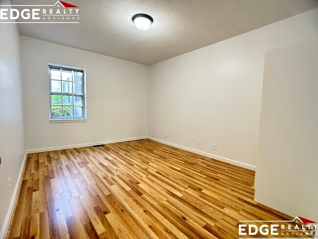 Building Photo - 100 Lake Shore Rd Unit 4 Rental